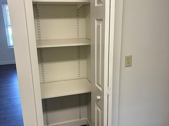 4th image of 303 Spring Hollow Dr