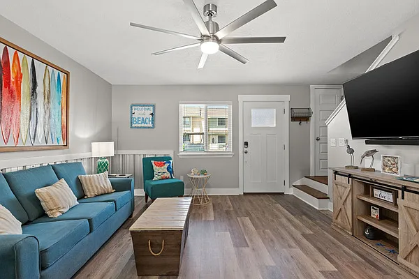 105 Linda Marie Ln — Photo 2