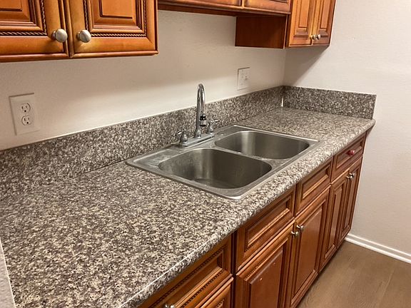 2nd image of 1586 Yosemite Dr #206