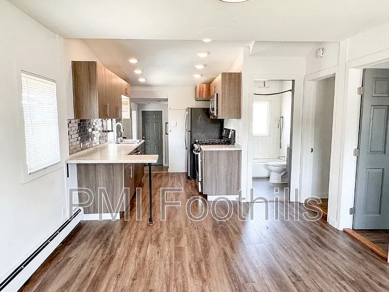 3 bed, 1.0 bath, 920 sqft, $2,237 — Photo 3