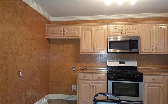 3rd image of 1048 Cole Ct