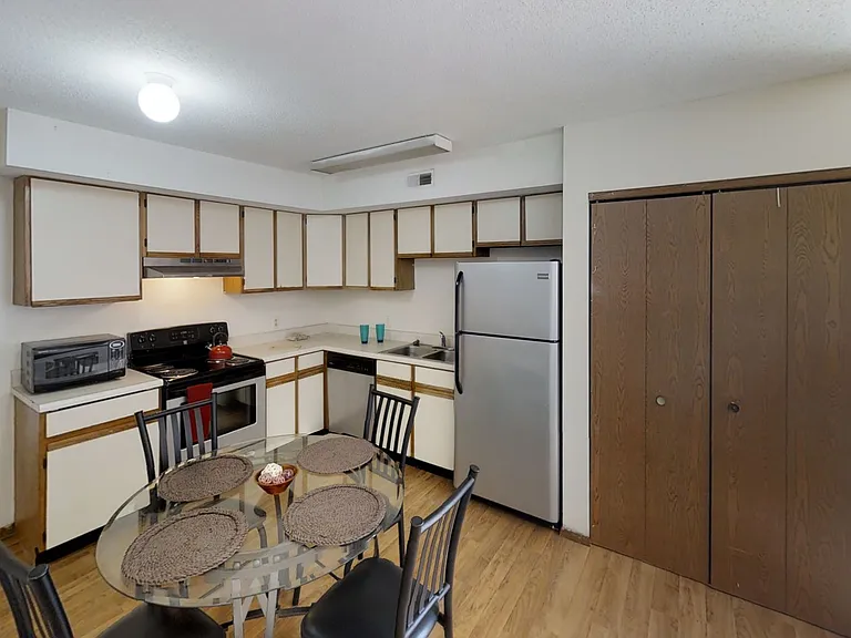 905 W Oregon St — Photo 22