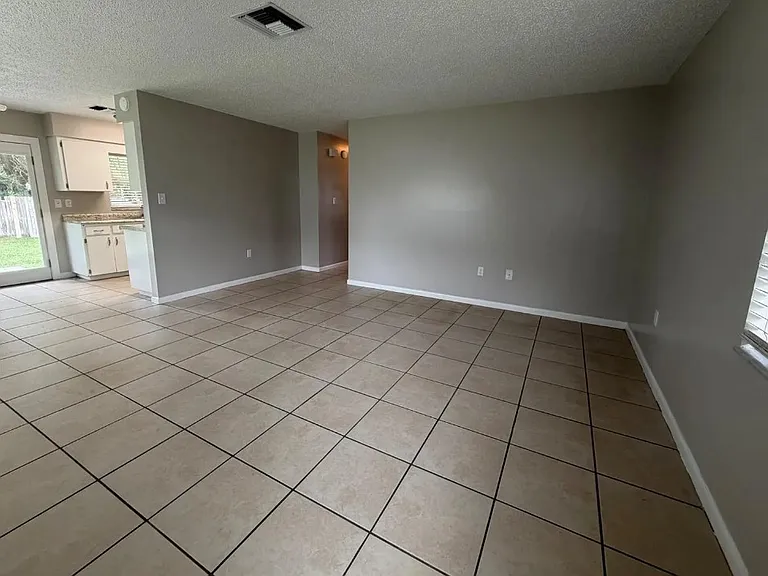1405 Crystal Ct #B — Photo 9