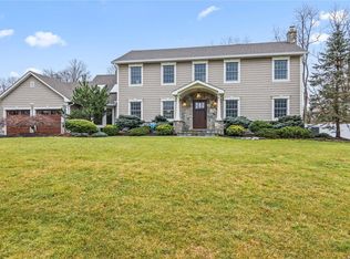 20 Abbey Ln, Setauket, NY 11733