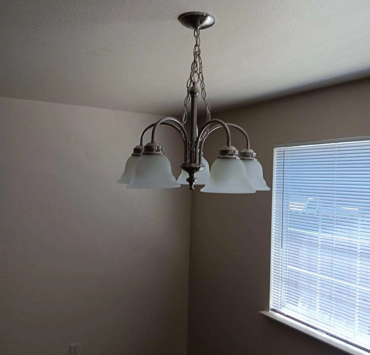3 bed, 1158 sqft, $1,900 — Photo 2