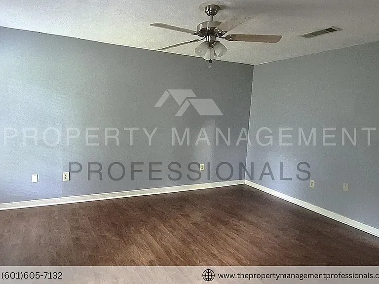 1102 Martin Dr — Photo 11