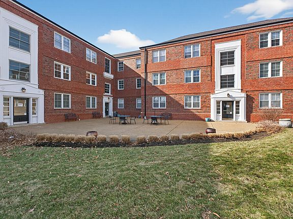 2nd image of 923 S Hanley Rd APT C