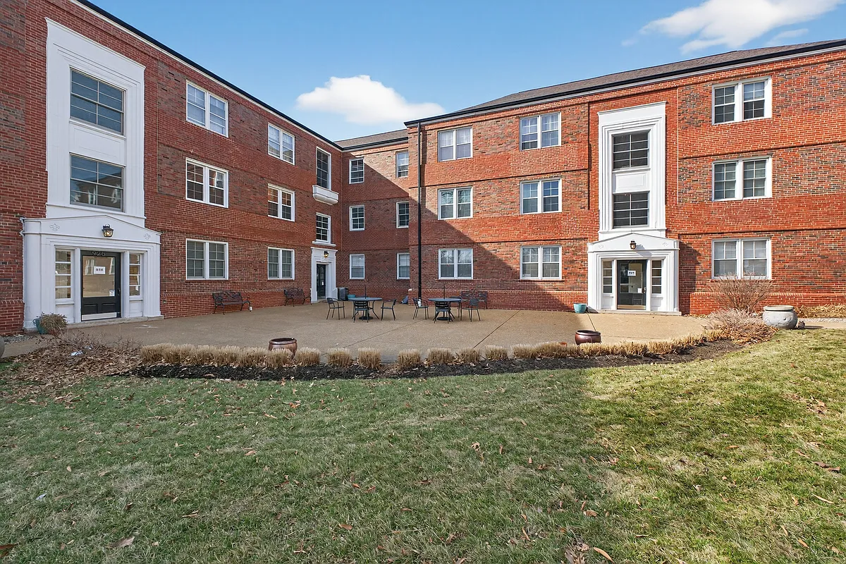 Building Photo - 923 S Hanley Rd #C
