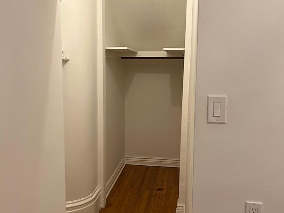 Walk in closet/from bedroom