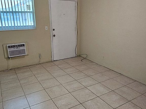 4th image of 717 NE 1st St Unit 2