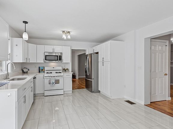 3rd image of 18 Rosegate Rd