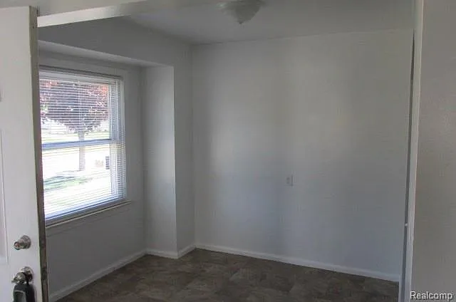613 Riverbank St — Photo 4