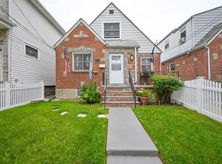 2212 150th St, Whitestone, NY 11357