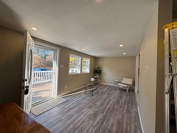 3rd image of 44 Siegtown Rd