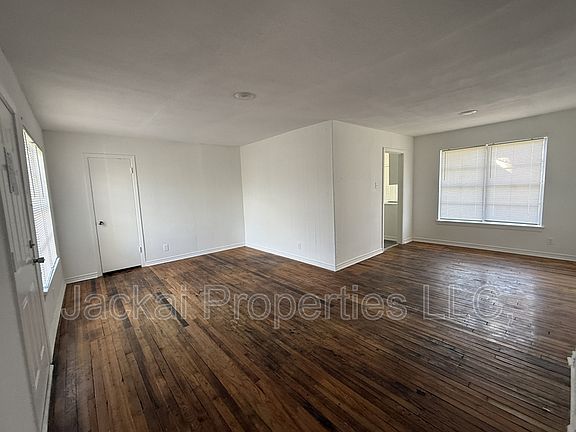 4th image of 15 Macarthur Dr Unit B