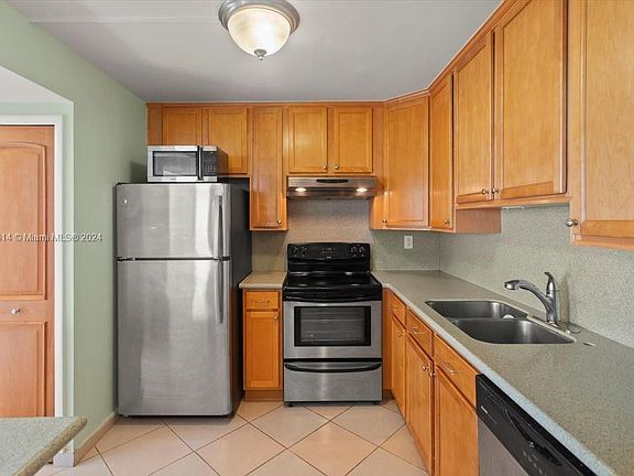 4th image of 1623 Collins Ave #Penthouse 1014