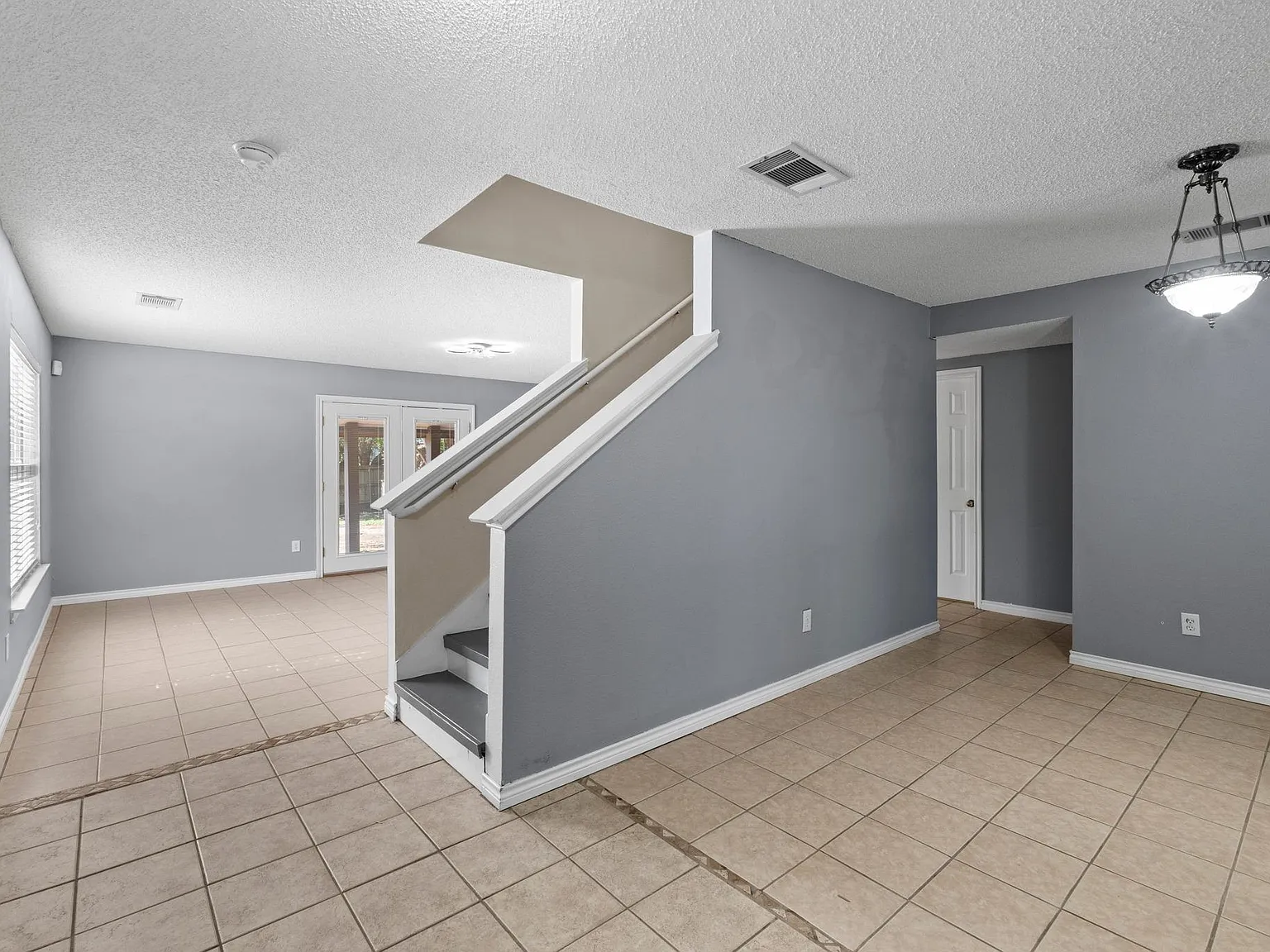 3 bed, 2.5 bath, 2351 sqft, $2,050 — Photo 3