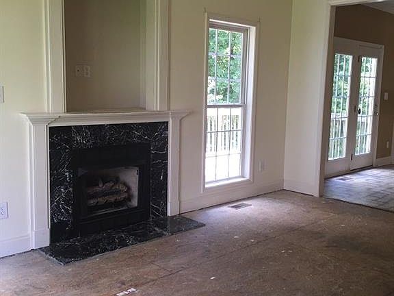 5th image of 105 Oak Village Dr