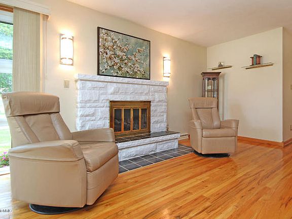 3rd image of 144 Pleasantview Dr