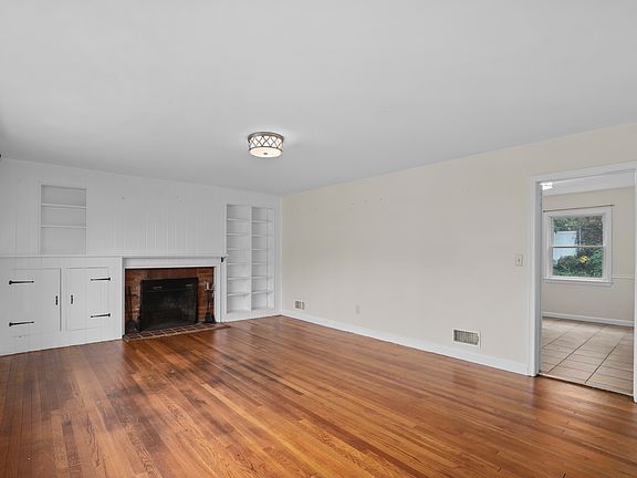 5th image of 216 S Poe St