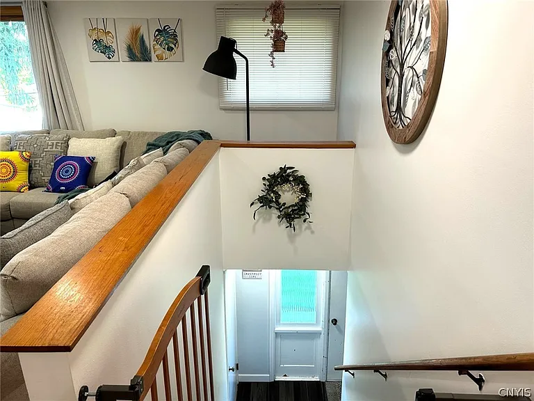 302 Oakridge Dr — Photo 3