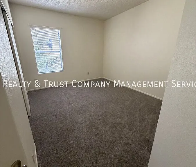 709 W Millbrook Ln — Photo 15