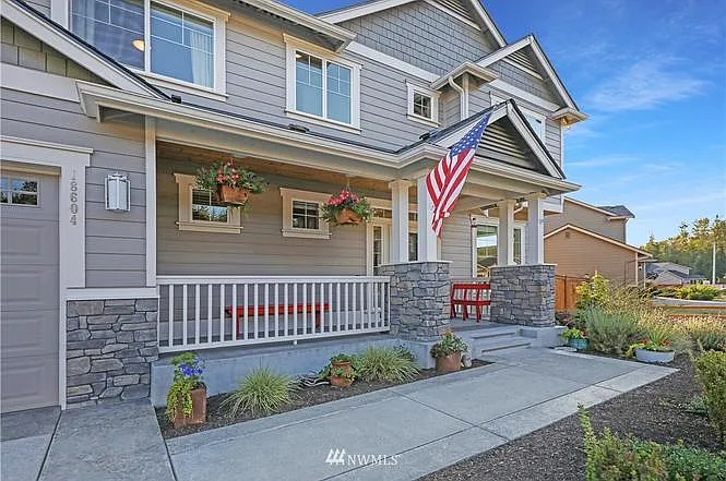 4 bed, 2.5 bath, 2368 sqft, $4,100 — Photo 2