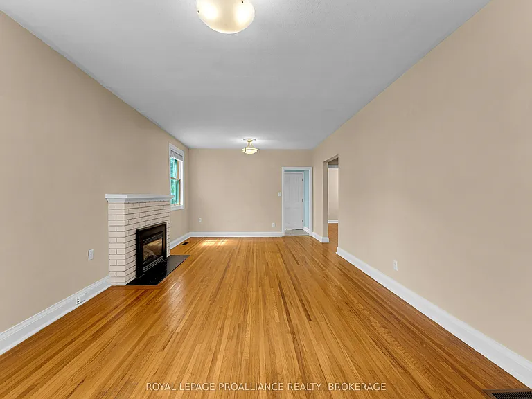 524 College St — Photo 9