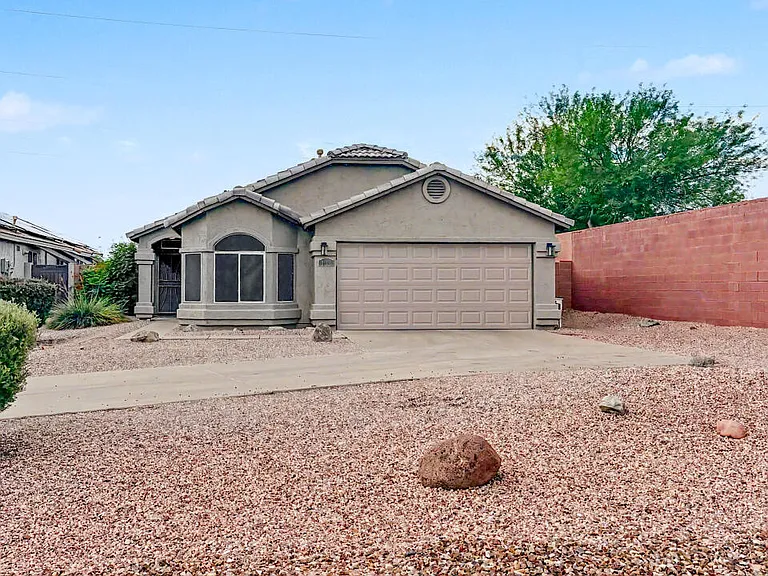 1119 E Pontiac Dr — Photo 29