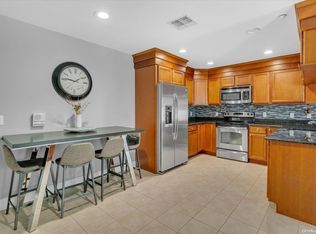 208 Okeefe Ct, Oakdale, NY 11769