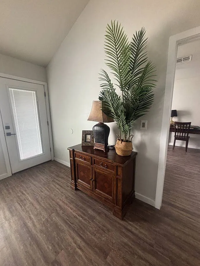 2 bed, 920 sqft, $800 — Photo 3