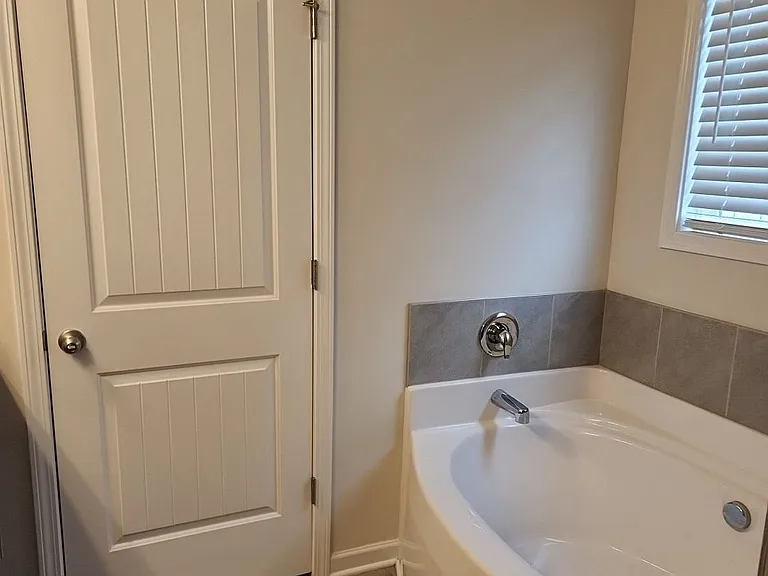 497 Hillsborough Dr — Photo 18
