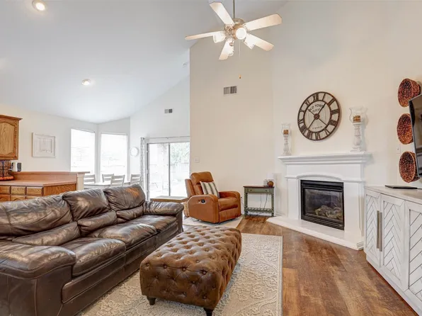 3833 Summersville Ln, Fort Worth, TX 76244