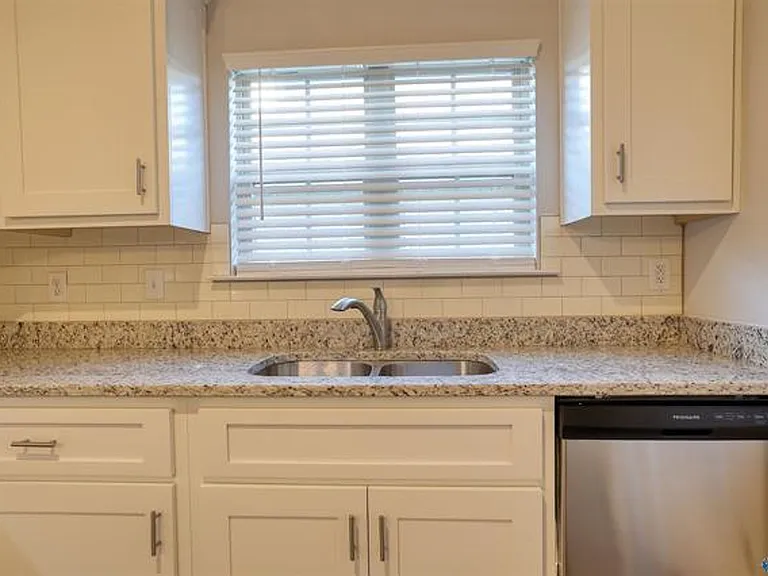 226 Abercorn Dr — Photo 5