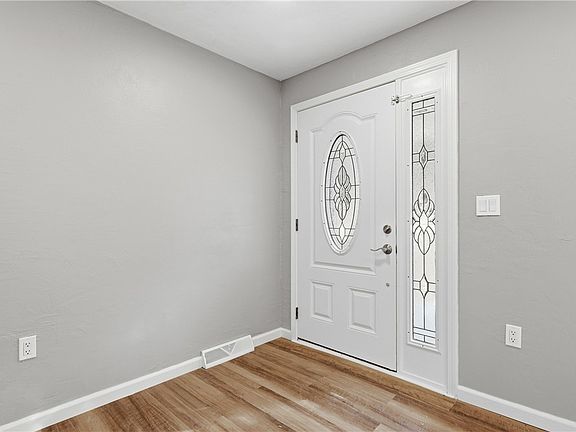 3rd image of 1100 Summit Ave