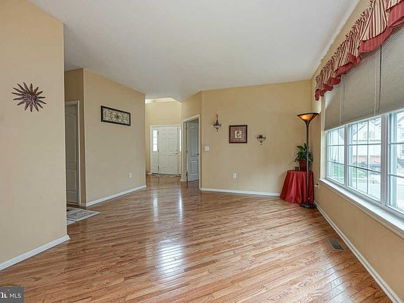 5th image of 806 Kensington Dr