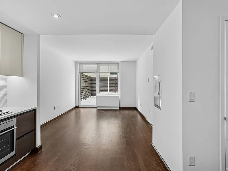 138 E 12th St #2G — Photo 3