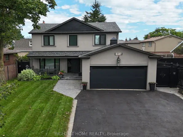 1916 Pagehurst Ct, Mississauga, ON L4X 1Y7