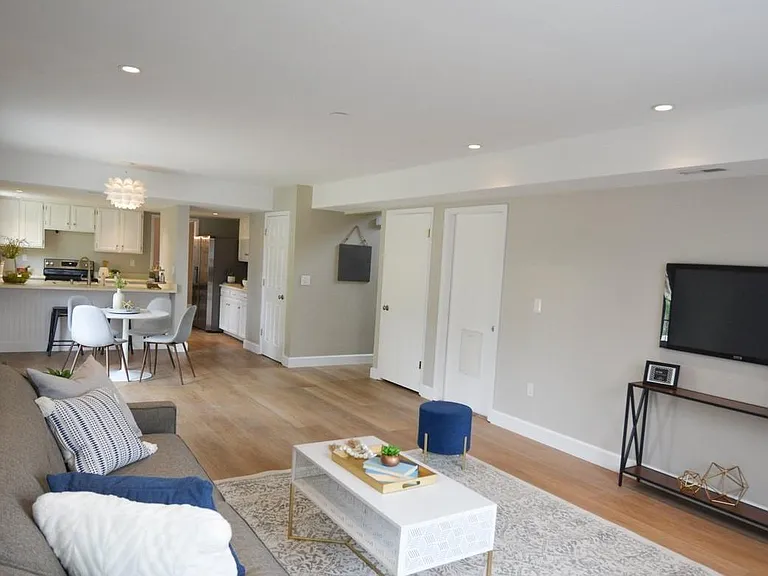 990 Sparta Dr — Photo 4