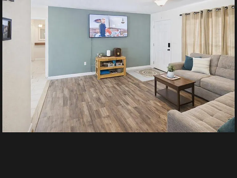 1405 Pembrook Dr — Photo 3