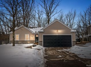 5919 Kings Arms Rd, Waterford, MI 48327