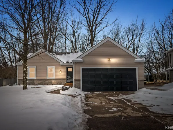 5919 Kings Arms Rd, Waterford, MI 48327