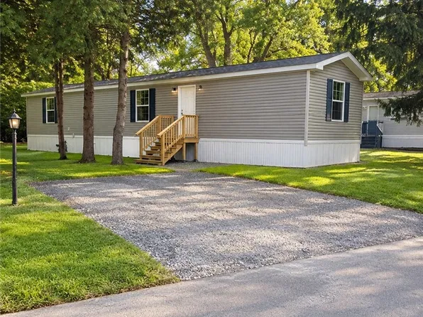 8 College View Dr, Batavia, NY 14020