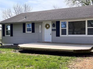 1321 Skyline Dr, Grandview, MO 64030