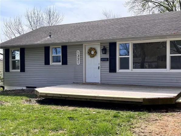 1321 Skyline Dr, Grandview, MO 64030