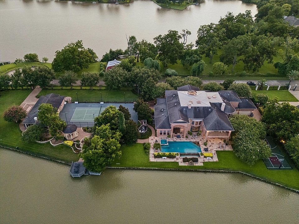 1st image of 7 Paradise Point Dr