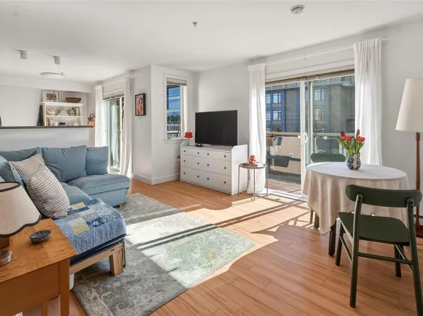 356 Gorge Rd E #303, Victoria, BC V8T 2W2