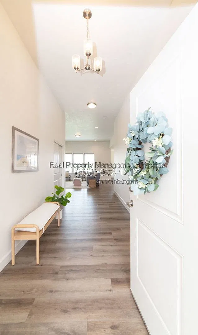 3 bed, 2.0 bath, 1990 sqft, $2,795 — Photo 4