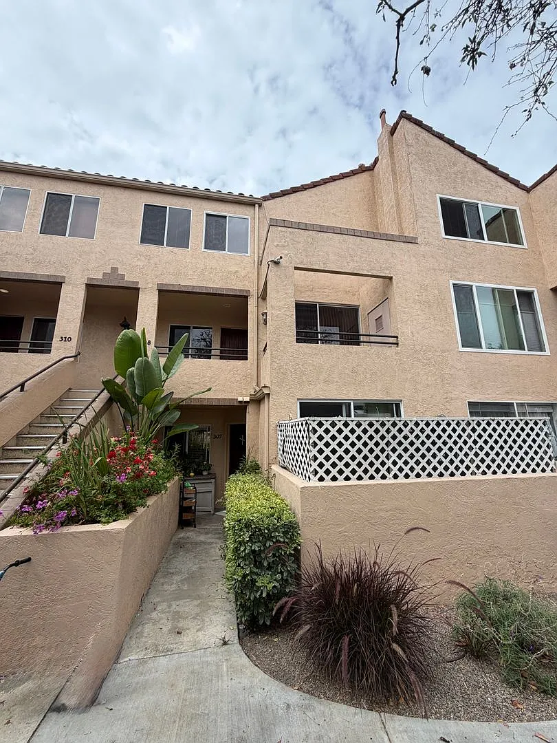 Spacious 2 Bedroom, 2.5 Bath Two-Story Townhome UTC — Photo 1