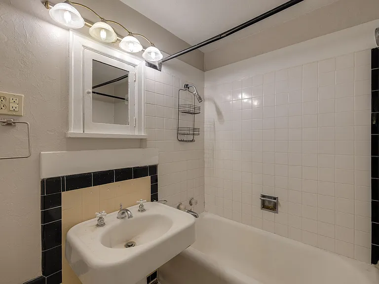 2516 N Hudson Ave #201 — Photo 11